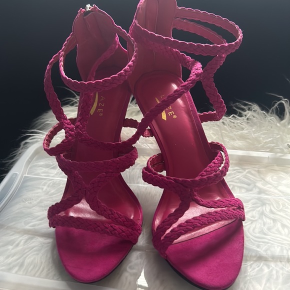 Pink 3 inch heel zipper in the back never worn - Picture 4 of 5